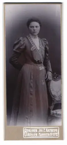 Fotografie Berliner Atelier Inh. E. Kregeloh, Mannheim, Portrait einer Frau mit elegantem Kleid