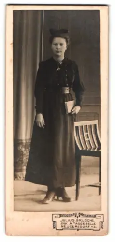 Fotografie Julius Gruschel, Neugersdorf, Stehendes Mädchen mit Buch