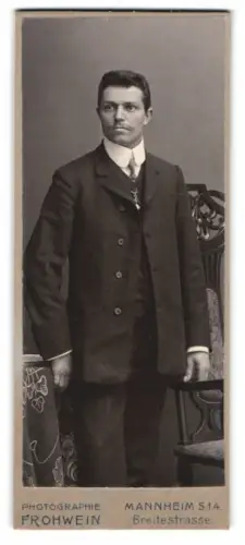 Fotografie Frohwein, Mannheim, Breitestrasse, Eleganter Herr in Anzug mit Stuhl
