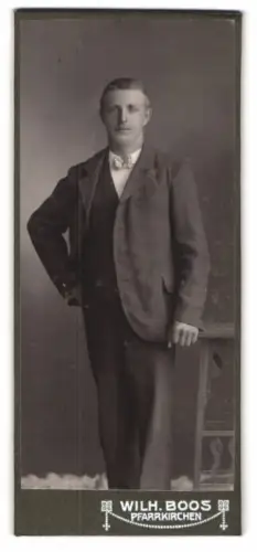 Fotografie Wilh. Boos, Pfarrkirchen, Eleganter Herr im Anzug