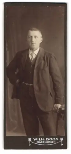 Fotografie Wilh. Boos, Pfarrkirchen, Mann mit Anzug im Atelier