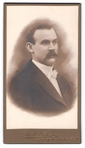 Fotografie Paul Friede, Magdeburg, Diesdorfer Str. 32, Porträt eines Mannes mit Schnurrbart