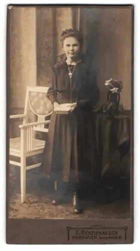 Fotografie F. Renziehausen, Hannover, Langestrasse 2, Porträt eines Mädchens mit Buch
