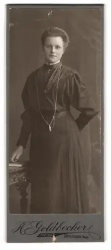 Fotografie H. Goldbecker, Gütersloh, Elegante Dame in dunklem Kleid