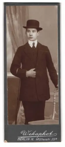 Fotografie Wekaphot, Berlin, Müllerstr. 23a, Eleganter junger Mann mit Hut