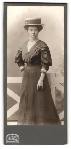 Fotografie Atelier Stein, Berlin, Chausseestrasse 70/71, Porträt einer Dame in eleganter Kleidung