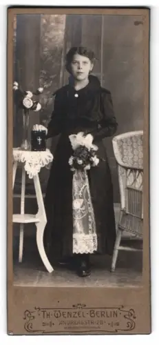 Fotografie Th. Wenzel, Berlin, Andreasstrasse 28, Mädchen mit Blumenstrauss und Bibel