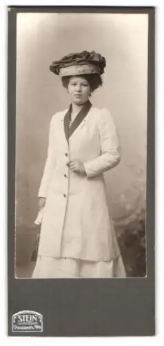 Fotografie Stein, Berlin, Chausseestr. 70/71, Frau mit elegantem Hut