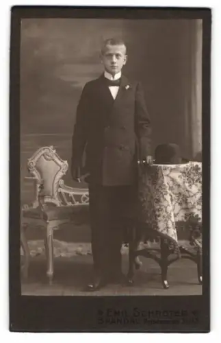 Fotografie Emil Schröter, Spandau, Potsdamer Strasse 31/32, Eleganter Junge im Anzug