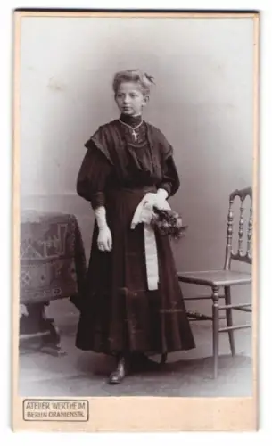 Fotografie Atelier Wertheim, Berlin, Oranienstr., Porträt eines Mädchens mit Blumenstrauss