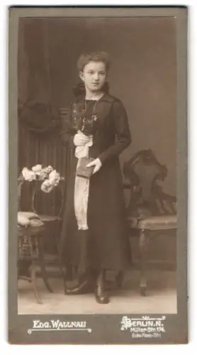 Fotografie Edg. Wallnau, Berlin, Müllerstr. 174, Mädchen mit Blumen und Buch