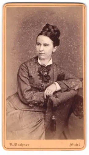 Fotografie R. Bachner, Suhl, Würdevolle Dame im eleganten Kleid