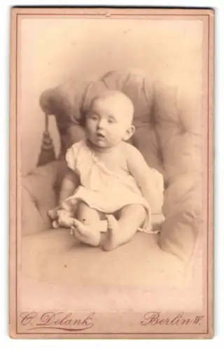 Fotografie C. Delank, Berlin, Friedrichstr. 185, Porträt eines Kleinkinds auf einem Sessel
