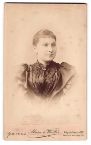 Fotografie Ström & Walter, Berlin, Köpenickerstr. 102, Porträt einer Dame
