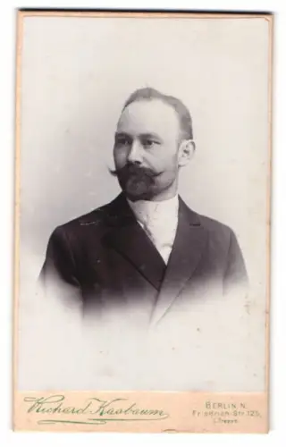 Fotografie Richard Kasbraun, Berlin, Friedrich-Str. 125, Porträt eines eleganten Herren
