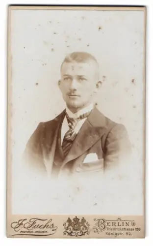 Fotografie J. Fuchs, Berlin, Friedrichstrasse 108, Porträt eines eleganten Herrn