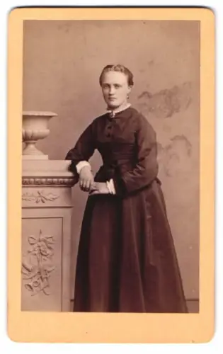 Fotografie L. Belitski, Nordhausen, Frau im dunklen Kleid neben Balustrade