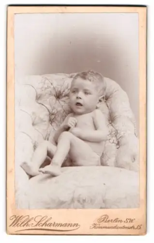 Fotografie Wilh. Scharmann, Berlin, Kommandantenstrasse 15, Kleines Kind auf Sessel
