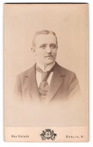 Fotografie Max Fischer, Berlin, Invalidenstrasse 164, Porträt eines jungen Mannes