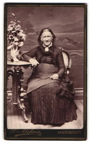 Fotografie W. Mikan, Gaudenzdorf, Schönbrunnerhauptstrasse 80, Ältere Dame an einem Tisch sitzend