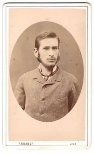 Fotografie F. Richter, Linz, Portrait eines jungen Mannes