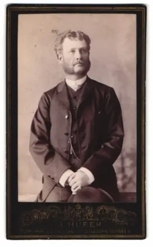 Fotografie A. Huber, Wien, Margarethenstrasse 36, Porträt eines Mannes mit Hut