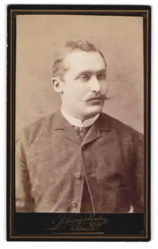 Fotografie Pokorny & Reuter, Wien, Kohlmarkt 1, Porträt eines Herren mit Schnurrbart