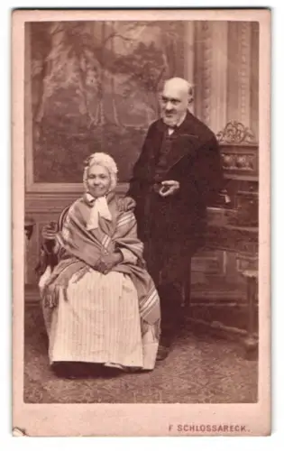 Fotografie F. Schlossareck, Wien, Josefstadt, Blindengasse 22, Älteres Paar im Atelier