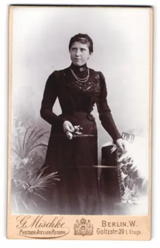 Fotografie G. Mischke, Berlin, Goltzstr. 39, Dame mit Blumenstrauss