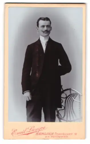 Fotografie Emil Lampe, Berlin, Tresckowstr. 18, Porträt eines eleganten Herrn