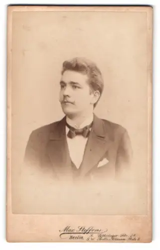 Fotografie Max Steffens, Berlin, Lothringer Str. 54, Porträt eines eleganten Herrn 1901