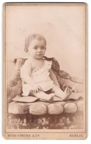 Fotografie Hugo Strube & Co, Berlin, Prinzessinnen-Strasse 16, Kleinkind auf gepolstertem Stuhl