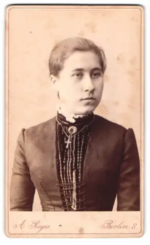 Fotografie A. Regis, Berlin, Prinzenstrasse 44, Portrait einer jungen Frau