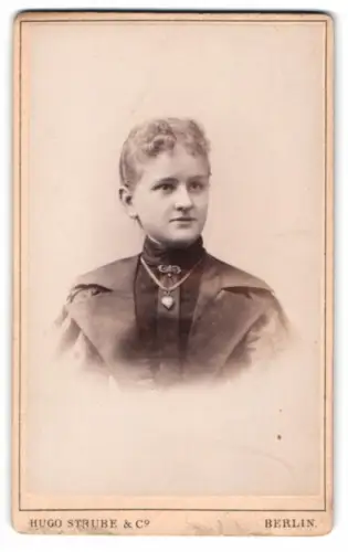 Fotografie Hugo Strube & Co, Berlin, Prinzessinnen-Strasse 16, Porträt einer jungen Frau