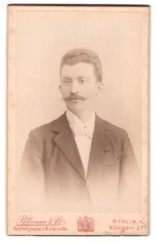 Fotografie Pflaum & Co., Berlin, Königstr. 57a, Porträt eines Herren mit Schnurrbart