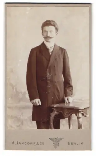 Fotografie A. Jandorf & Co., Berlin, C. Spittelmarkt 16/17, Porträt eines eleganten Herren