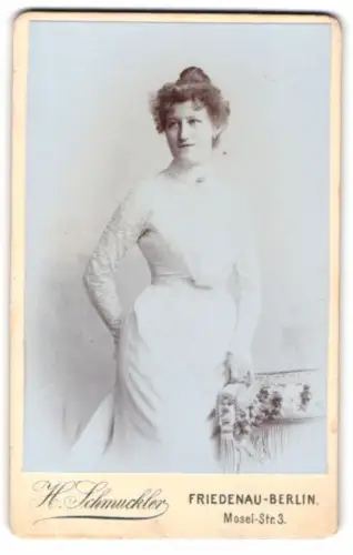 Fotografie H. Schmuckler, Friedenau-Berlin, Mosel-Str. 3, Elegante Frau in weissem Kleid