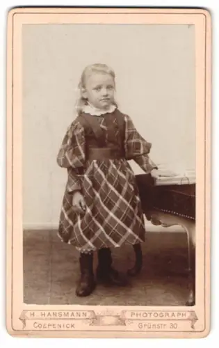 Fotografie H. Hansmann, Coepenick, Grünstr. 30, Mädchen im karierten Kleid