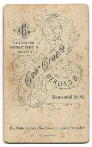 Fotografie Gebrüder Graefe, Berlin, Manteuffelstrasse 95, Portrait eines Kleinkinds mit Spielzeug