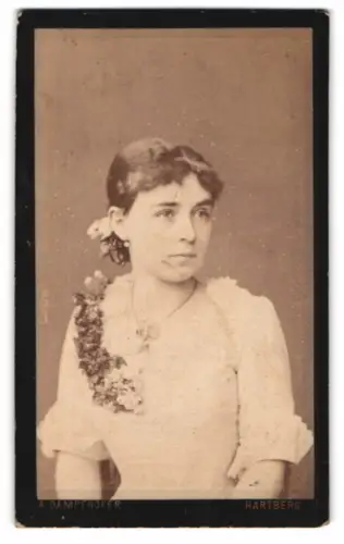 Fotografie A. Dampfhofer, Hartberg, Porträt einer jungen Frau mit Blumenverzierung