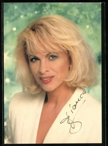 AK Musikerin Bianca vor grünem Hintergrund, Autograph