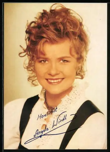 AK Musikerin Angela Wiedl lächelnd im Porträt, Autograph