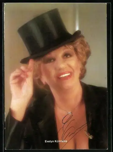AK Musikerin Evelyn Künnecke mit Zylinder, Autograph