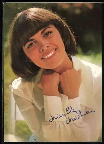 AK Musikerin Mireille Mathieu lächelnd in Kamera blickend, Autograph