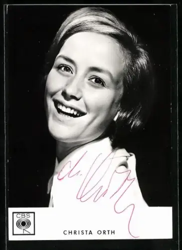 AK Musikerin Christa Orth lächelnd im Porträt, Autograph