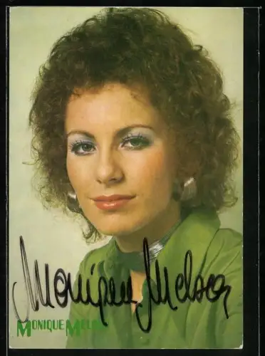 AK Musikerin Monique Melson in grüner Bluse, Autograph