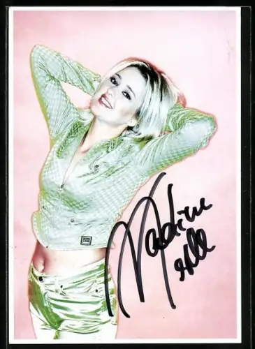 AK Musikerin Nadine Norell vor rosanem Hintergrund, Autograph