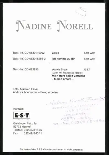 AK Musikerin Nadine Norell vor rosanem Hintergrund, Autograph