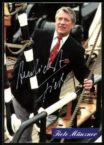 AK Musiker Fiete Münzer im Anzug auf einem Boot, Autograph