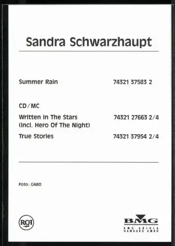 AK Musikerin Sandra Schwarzhaupt auf einem Kissen sitzend, Autograph